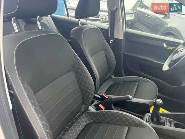 Белый Шкода Фабия, объемом двигателя 1 л и пробегом 70 тыс. км за 12500 $, фото 50 на Automoto.ua