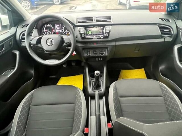 Белый Шкода Фабия, объемом двигателя 1 л и пробегом 70 тыс. км за 12500 $, фото 38 на Automoto.ua