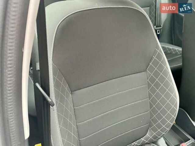 Белый Шкода Фабия, объемом двигателя 1 л и пробегом 65 тыс. км за 12500 $, фото 50 на Automoto.ua