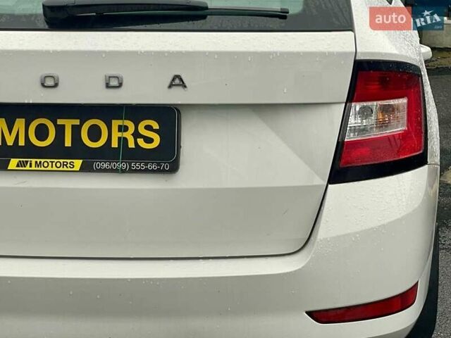 Белый Шкода Фабия, объемом двигателя 1 л и пробегом 65 тыс. км за 12500 $, фото 18 на Automoto.ua