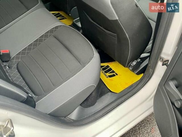 Белый Шкода Фабия, объемом двигателя 1 л и пробегом 65 тыс. км за 12500 $, фото 47 на Automoto.ua