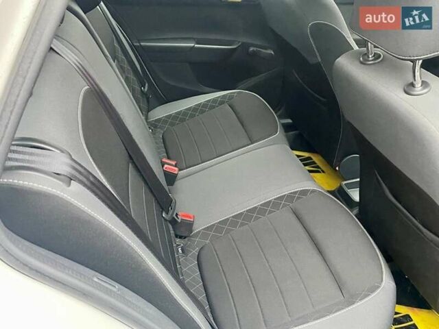 Белый Шкода Фабия, объемом двигателя 1 л и пробегом 65 тыс. км за 12500 $, фото 46 на Automoto.ua