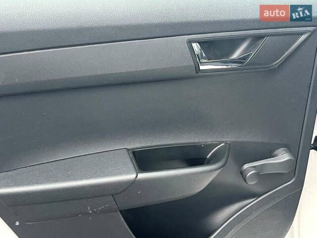 Белый Шкода Фабия, объемом двигателя 1 л и пробегом 70 тыс. км за 12500 $, фото 34 на Automoto.ua