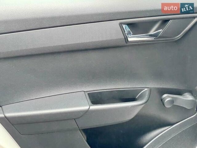 Белый Шкода Фабия, объемом двигателя 1 л и пробегом 65 тыс. км за 12500 $, фото 41 на Automoto.ua