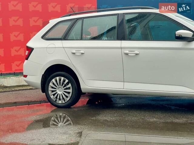 Белый Шкода Фабия, объемом двигателя 1 л и пробегом 65 тыс. км за 12500 $, фото 11 на Automoto.ua