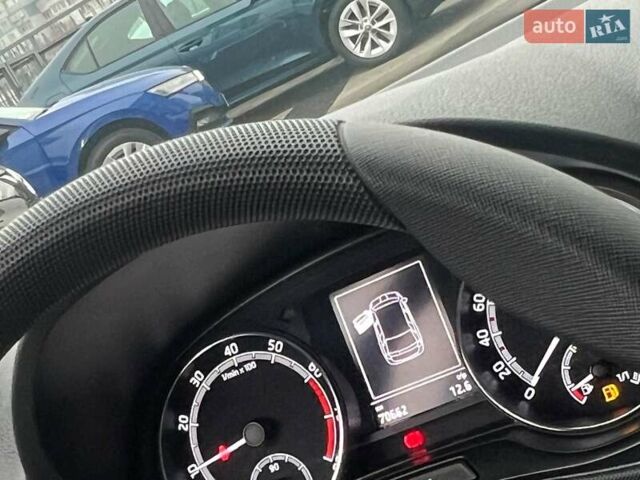 Белый Шкода Фабия, объемом двигателя 1 л и пробегом 70 тыс. км за 12500 $, фото 25 на Automoto.ua