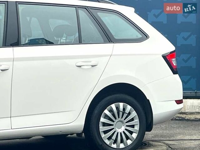 Белый Шкода Фабия, объемом двигателя 1 л и пробегом 70 тыс. км за 12500 $, фото 11 на Automoto.ua