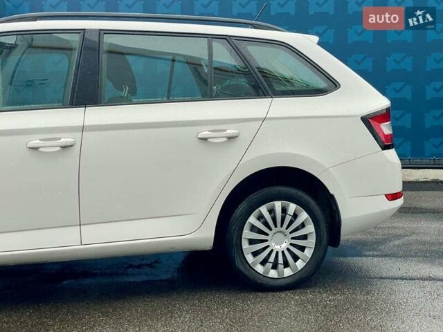 Белый Шкода Фабия, объемом двигателя 1 л и пробегом 65 тыс. км за 12500 $, фото 21 на Automoto.ua