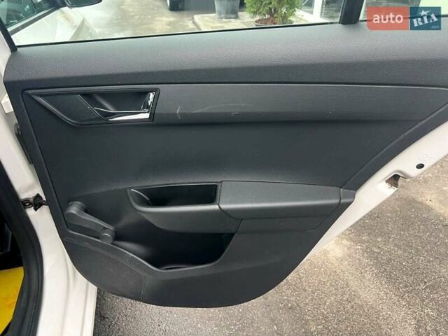 Белый Шкода Фабия, объемом двигателя 1 л и пробегом 70 тыс. км за 12500 $, фото 45 на Automoto.ua