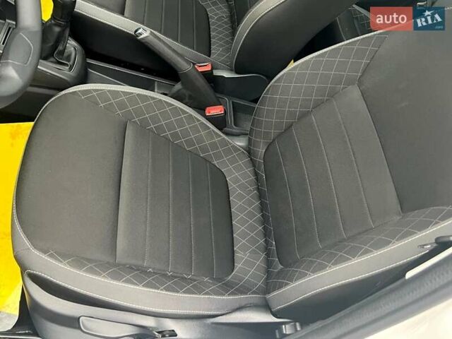 Белый Шкода Фабия, объемом двигателя 1 л и пробегом 70 тыс. км за 12500 $, фото 21 на Automoto.ua