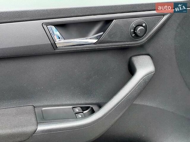 Белый Шкода Фабия, объемом двигателя 1 л и пробегом 61 тыс. км за 11000 $, фото 22 на Automoto.ua