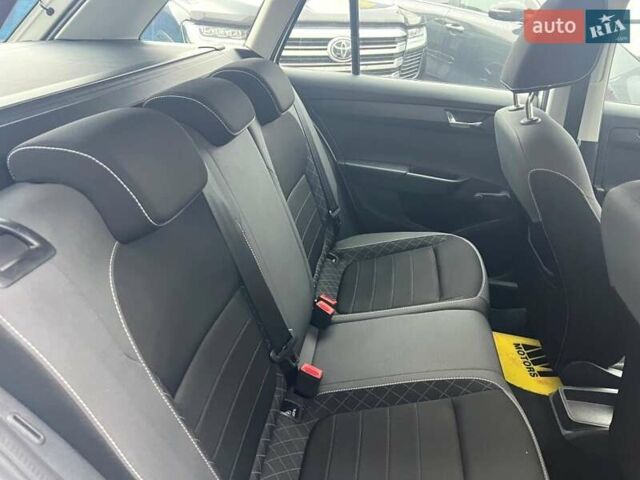 Белый Шкода Фабия, объемом двигателя 1 л и пробегом 70 тыс. км за 12500 $, фото 44 на Automoto.ua