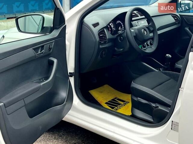 Белый Шкода Фабия, объемом двигателя 1 л и пробегом 61 тыс. км за 11000 $, фото 34 на Automoto.ua