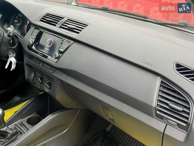 Белый Шкода Фабия, объемом двигателя 1 л и пробегом 65 тыс. км за 12500 $, фото 51 на Automoto.ua