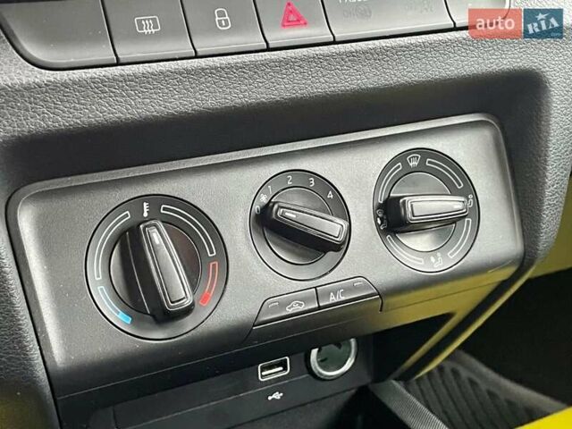 Белый Шкода Фабия, объемом двигателя 1 л и пробегом 65 тыс. км за 12500 $, фото 37 на Automoto.ua