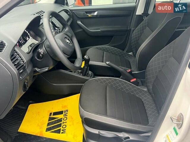 Белый Шкода Фабия, объемом двигателя 1 л и пробегом 70 тыс. км за 12500 $, фото 19 на Automoto.ua