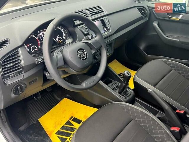 Белый Шкода Фабия, объемом двигателя 1 л и пробегом 70 тыс. км за 12500 $, фото 18 на Automoto.ua