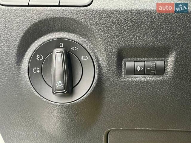 Белый Шкода Фабия, объемом двигателя 1 л и пробегом 65 тыс. км за 12500 $, фото 33 на Automoto.ua