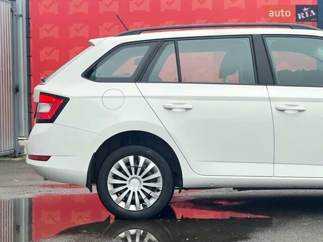 Белый Шкода Фабия, объемом двигателя 1 л и пробегом 70 тыс. км за 12500 $, фото 12 на Automoto.ua