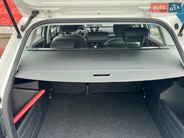 Белый Шкода Фабия, объемом двигателя 1 л и пробегом 65 тыс. км за 12500 $, фото 45 на Automoto.ua