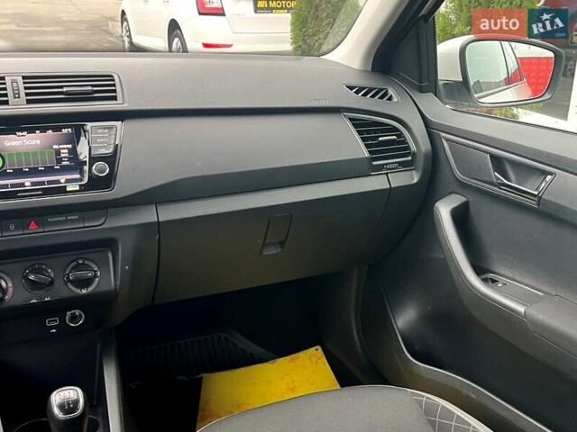 Белый Шкода Фабия, объемом двигателя 1 л и пробегом 70 тыс. км за 12500 $, фото 41 на Automoto.ua