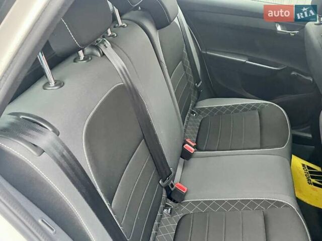 Белый Шкода Фабия, объемом двигателя 1 л и пробегом 65 тыс. км за 12500 $, фото 48 на Automoto.ua