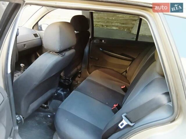 Бежевый Шкода Фабия, объемом двигателя 1.2 л и пробегом 90 тыс. км за 4700 $, фото 5 на Automoto.ua