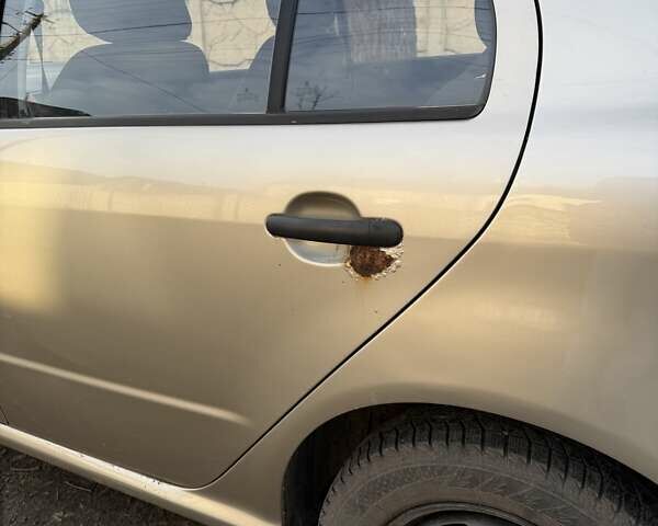 Бежевий Шкода Фабія, об'ємом двигуна 1.2 л та пробігом 203 тис. км за 3000 $, фото 10 на Automoto.ua