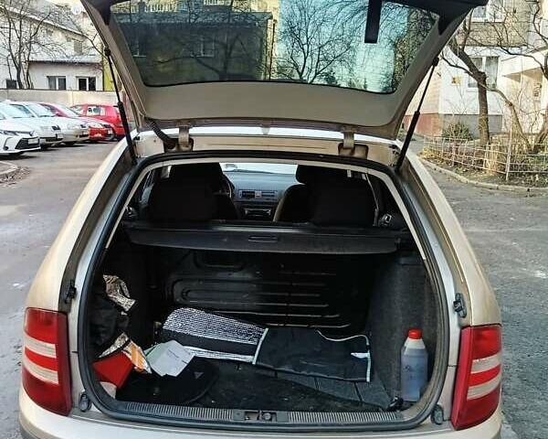 Бежевый Шкода Фабия, объемом двигателя 1.2 л и пробегом 90 тыс. км за 4700 $, фото 2 на Automoto.ua