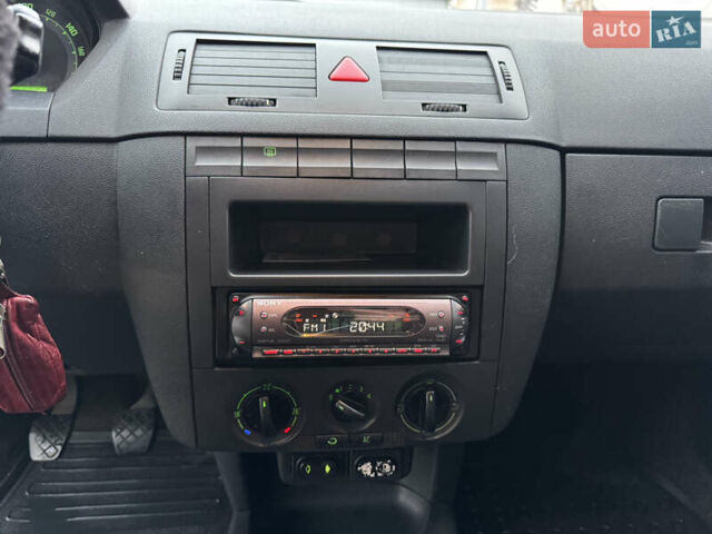 Бежевый Шкода Фабия, объемом двигателя 1.2 л и пробегом 298 тыс. км за 2300 $, фото 13 на Automoto.ua