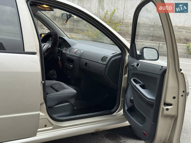 Бежевый Шкода Фабия, объемом двигателя 1.2 л и пробегом 298 тыс. км за 2300 $, фото 19 на Automoto.ua