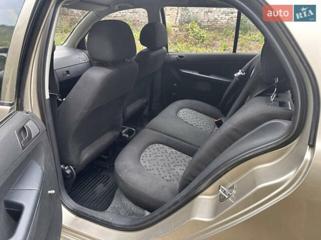 Бежевий Шкода Фабія, об'ємом двигуна 1.2 л та пробігом 327 тис. км за 3200 $, фото 8 на Automoto.ua