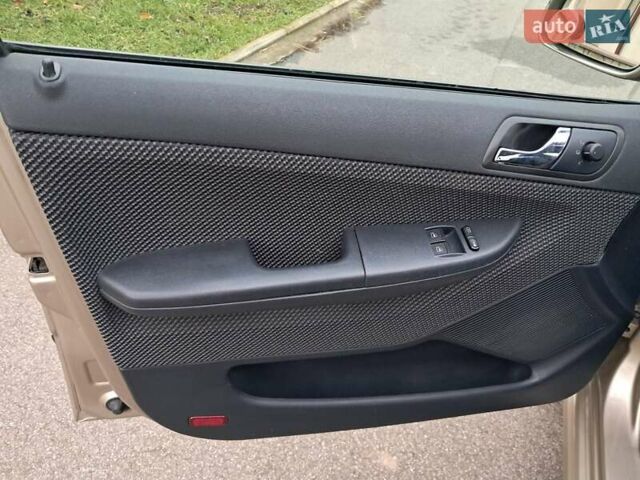 Бежевий Шкода Фабія, об'ємом двигуна 1.39 л та пробігом 184 тис. км за 4100 $, фото 7 на Automoto.ua