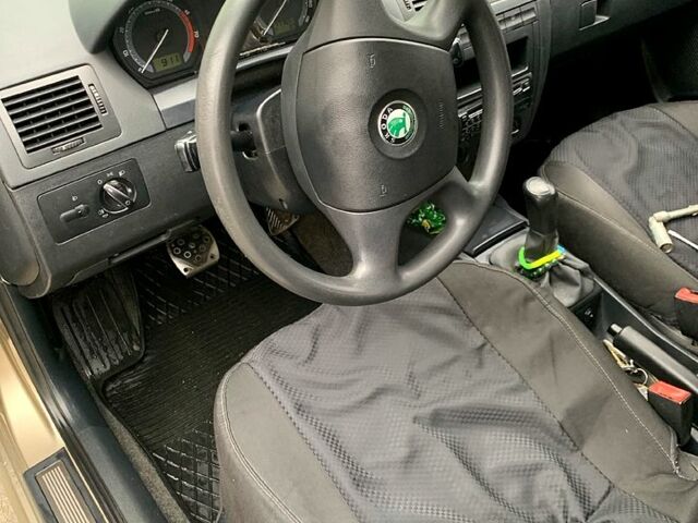 Бежевый Шкода Фабия, объемом двигателя 1.2 л и пробегом 177 тыс. км за 4500 $, фото 1 на Automoto.ua