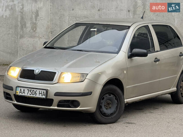 Бежевый Шкода Фабия, объемом двигателя 1.2 л и пробегом 298 тыс. км за 2300 $, фото 1 на Automoto.ua