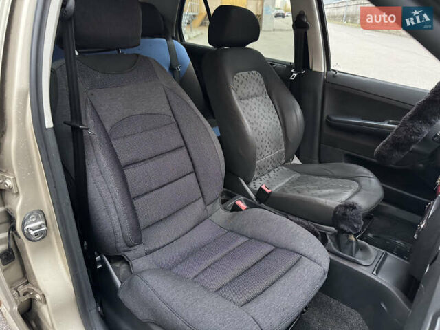 Бежевый Шкода Фабия, объемом двигателя 1.2 л и пробегом 298 тыс. км за 2300 $, фото 17 на Automoto.ua