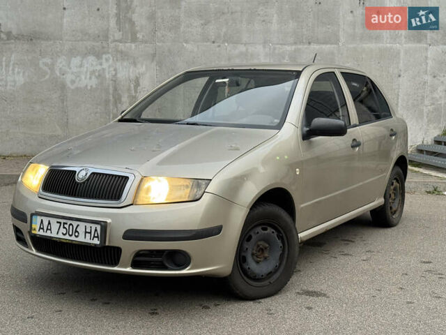 Бежевый Шкода Фабия, объемом двигателя 1.2 л и пробегом 298 тыс. км за 2300 $, фото 2 на Automoto.ua