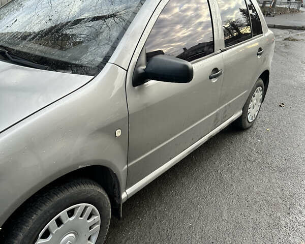 Бежевый Шкода Фабия, объемом двигателя 1.2 л и пробегом 219 тыс. км за 3900 $, фото 2 на Automoto.ua