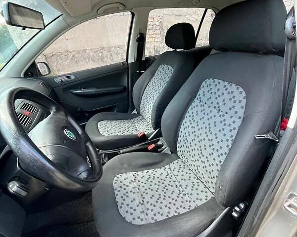 Бежевый Шкода Фабия, объемом двигателя 1.2 л и пробегом 236 тыс. км за 3550 $, фото 11 на Automoto.ua