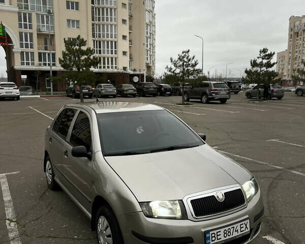 Бежевый Шкода Фабия, объемом двигателя 1.2 л и пробегом 400 тыс. км за 3500 $, фото 1 на Automoto.ua
