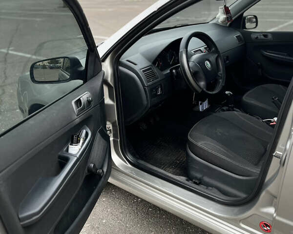 Бежевый Шкода Фабия, объемом двигателя 1.2 л и пробегом 400 тыс. км за 3500 $, фото 7 на Automoto.ua