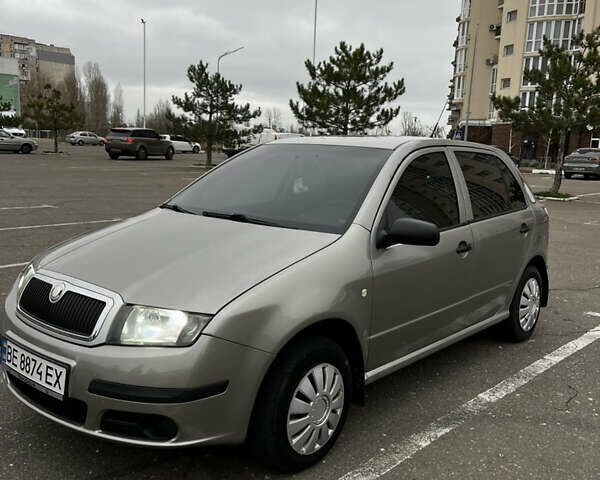 Бежевый Шкода Фабия, объемом двигателя 1.2 л и пробегом 400 тыс. км за 3500 $, фото 2 на Automoto.ua
