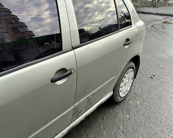 Бежевый Шкода Фабия, объемом двигателя 1.2 л и пробегом 219 тыс. км за 3900 $, фото 1 на Automoto.ua