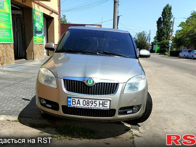 Бежевый Шкода Фабия, объемом двигателя 1.2 л и пробегом 226 тыс. км за 4900 $, фото 2 на Automoto.ua