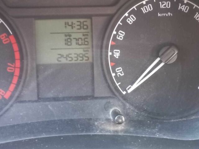 Бежевый Шкода Фабия, объемом двигателя 1.2 л и пробегом 245 тыс. км за 4200 $, фото 7 на Automoto.ua