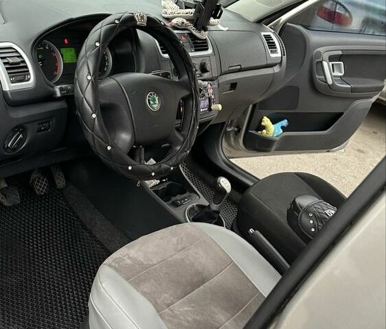 Бежевый Шкода Фабия, объемом двигателя 1.6 л и пробегом 261 тыс. км за 4300 $, фото 6 на Automoto.ua