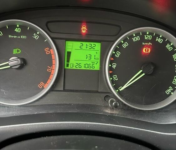 Бежевый Шкода Фабия, объемом двигателя 1.6 л и пробегом 261 тыс. км за 4300 $, фото 7 на Automoto.ua