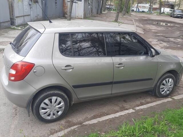 Бежевый Шкода Фабия, объемом двигателя 1.4 л и пробегом 220 тыс. км за 4899 $, фото 3 на Automoto.ua