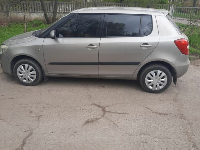 Бежевый Шкода Фабия, объемом двигателя 1.4 л и пробегом 220 тыс. км за 4899 $, фото 1 на Automoto.ua