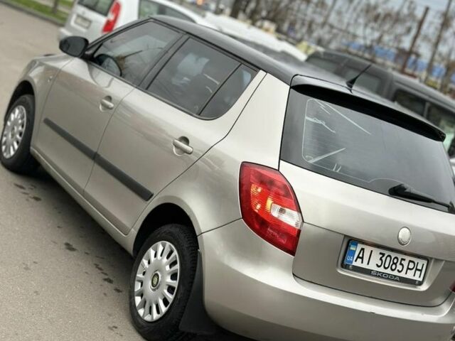 Бежевый Шкода Фабия, объемом двигателя 1.6 л и пробегом 261 тыс. км за 4300 $, фото 3 на Automoto.ua